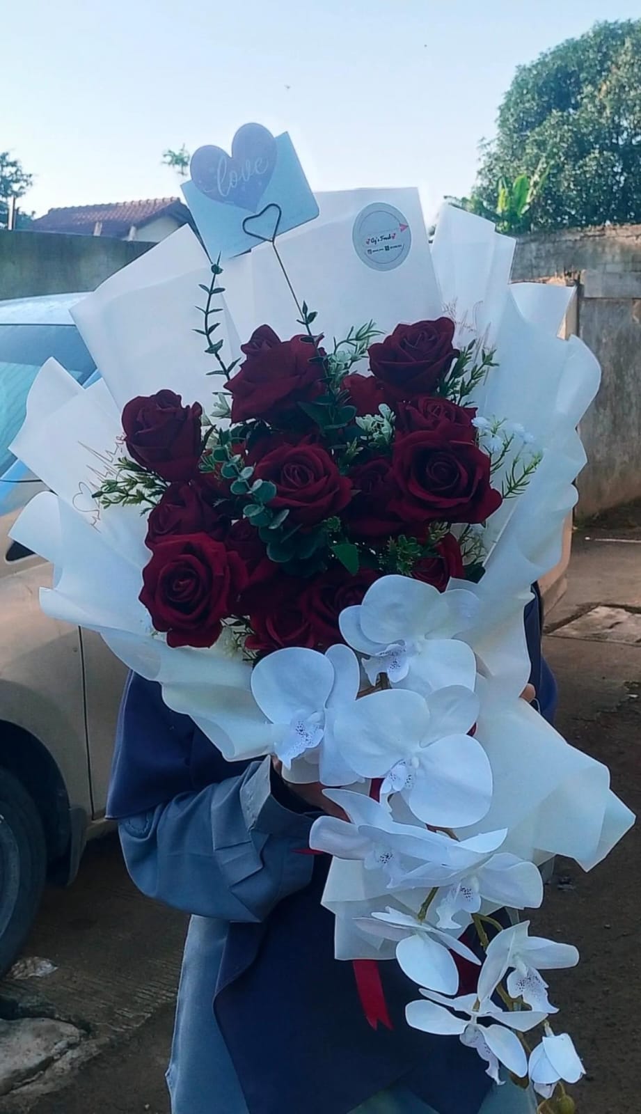 Buket Mawar dengan bunga mawar sebagai hadiah untuk orang tersayang