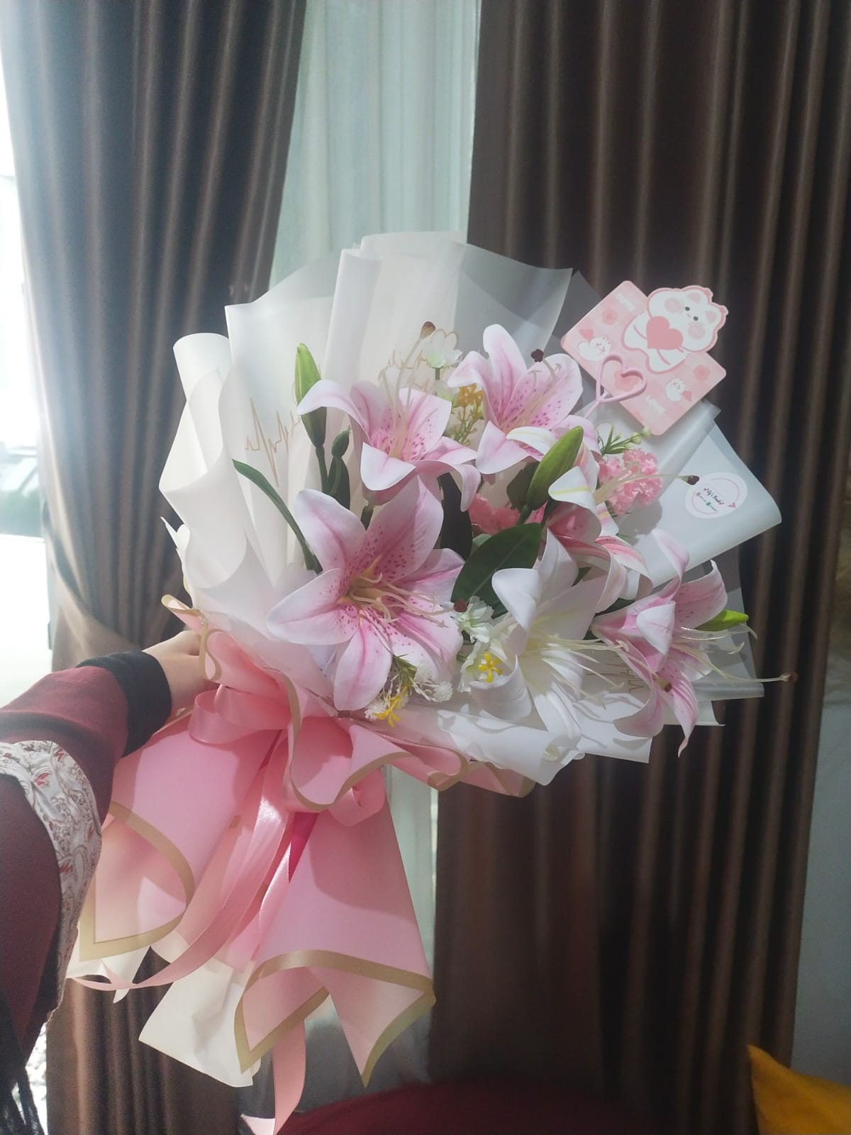 Buket Wisuda dengan rangkaian bunga untuk hadiah kelulusan