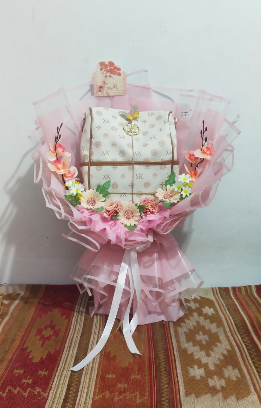 Buket Ulang Tahun dengan rangkaian bunga sebagai hadiah ulang tahun